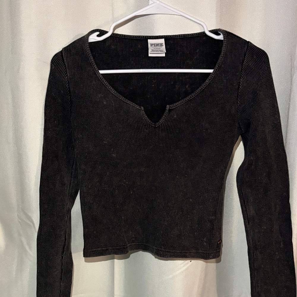 Long sleeve slightly cropped top, women medium, grey wash colored, v-neck